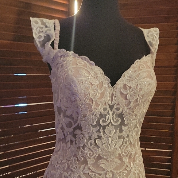 Allure Bridals White Sheath Wedding Dress with Sweetheart Neckline - Picture 3 of 16